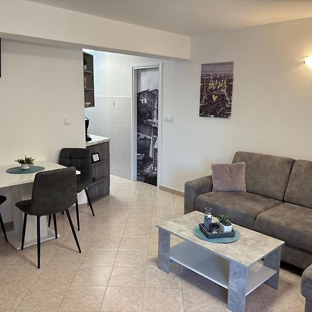 Apartments Vilma ロヴラン エクステリア 写真